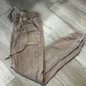 American Eagle women’s khaki joggers size 8